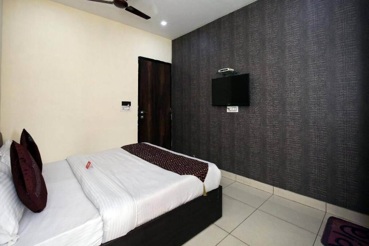 Deluxe Room | Memory foam beds, rollaway beds (surcharge), WiFi (free), bed sheets