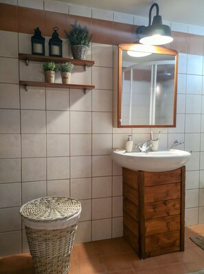 تجهيزات دش، مجففات شعر، مناشف، صابون