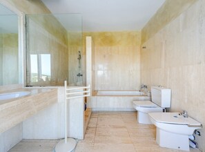 Duschwanne, Haartrockner, Bidet, Handtücher