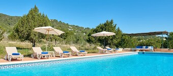 Villa with Sea views. 4 bedrooms and 3 bathrooms. Pool & Bbq area