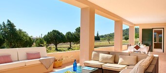 Villa with Sea views. 4 bedrooms and 3 bathrooms. Pool & Bbq area