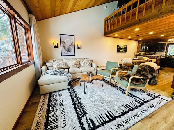 Televisor intel·ligent, llar de foc, llibres i biblioteca musical 