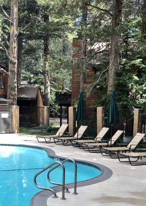 Piscina a l'aire lliure i piscina climatitzada 