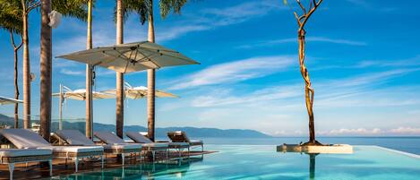 Piscine à débordement, piscine chauffée