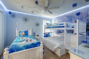 8 chambres, bureau, fer et planche à repasser, lit parapluie