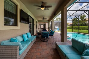 Outdoor dining - Magical 8-Bdrm Villa: Theater, Themed Rooms, Arcade, Pool Table & Shuffleboard (Davenport)