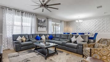 Smart TV, videojuegos, reproductor de DVD y futbolito