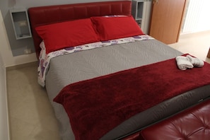 Deluxe Double or Twin Room, Shared Bathroom, City View