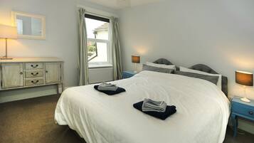 3 chambres, fer et planche à repasser, Wi-Fi, draps fournis