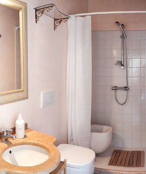 Dusche, Haartrockner, Bademäntel, Bidet