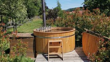 Bañera de hidromasaje al aire libre