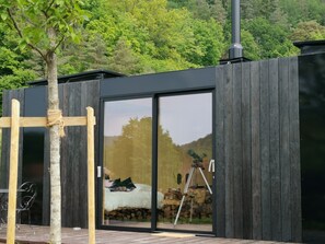 Ropa de cama de alta calidad, minibar y muebles diferentes 