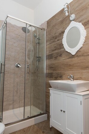 Chambre Quadruple Deluxe | Salle de bain | Douche, douche à « effet pluie », articles de toilette gratuits