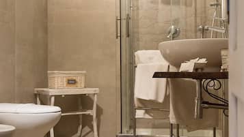 Deluxe Apartment, 1 Bedroom | Bathroom | Shower, rainfall showerhead, free toiletries, hair dryer