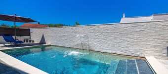 House Diana with pool, family and pets friendly