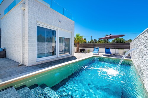 Haus Diana mit Pool, familien- und haustierfreundlich