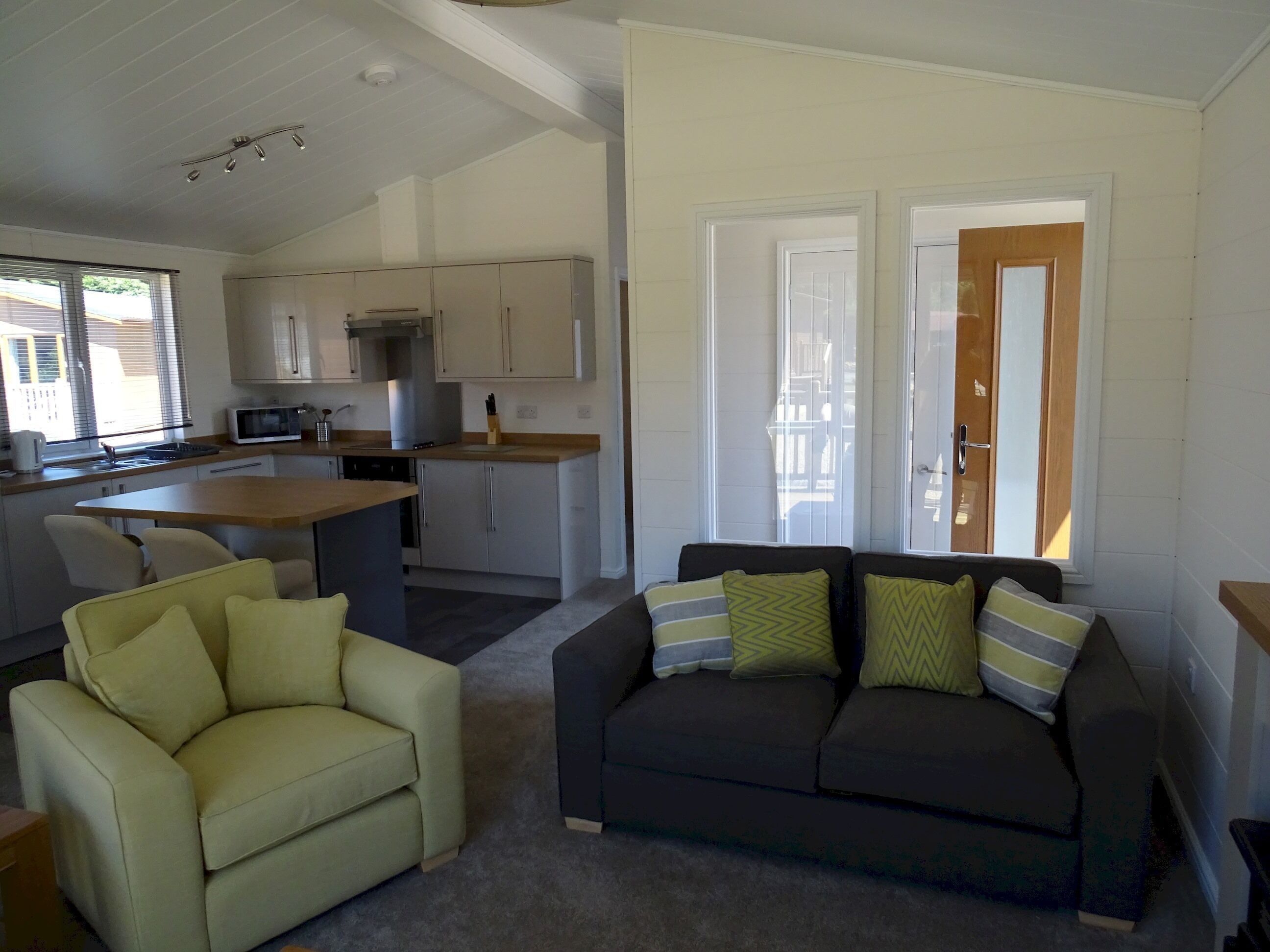 Een smart-tv, een open haard en een dvd-speler