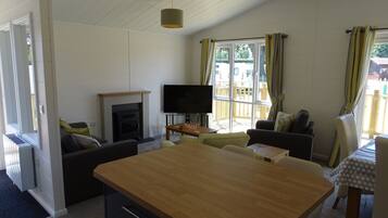 Smart TV, fireplace, DVD player