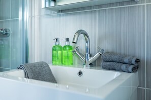 Suihkun ja ammeen yhdistelmä, pyyhkeet, vessapaperi