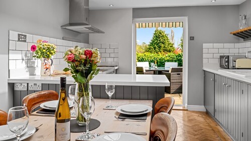 Nukkuu 4 vierasta 2 makuuhuoneessa