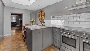 ثلاجة، فرن، موقد طهي مسطح، غسالة أطباق