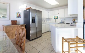 Kjøleskap, mikrobølgeovn, ovn og oppvaskmaskin