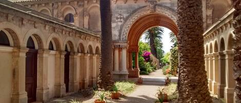 المنطقة المحيطة بالمنشأة