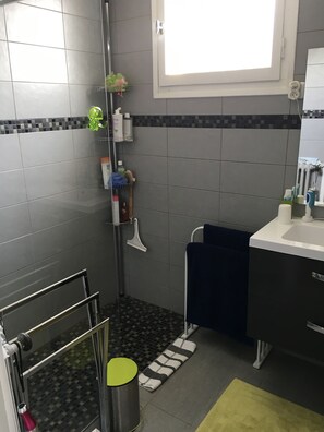 Hair dryer, towels - Beautiful 2p quiet and bright overlooking park with 5 minutes walk from the beaches (Juan les Pins)