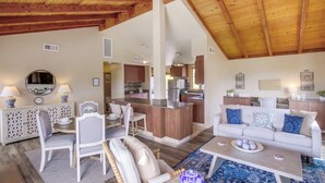 Living area - Ocean 3 Blocks * Prof Design * AC * Upper Level (La Jolla)