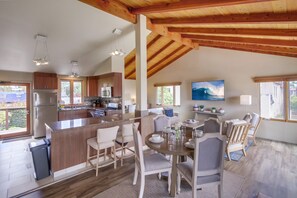Fridge, microwave, oven, stovetop - Ocean 3 Blocks * Prof Design * AC * Upper Level (La Jolla)