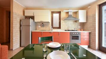 Frigorifero, forno, piano cottura, macchina per tè/caffè