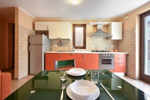 Refrigerador, horno, parrilla de estufa y cafetera y tetera 