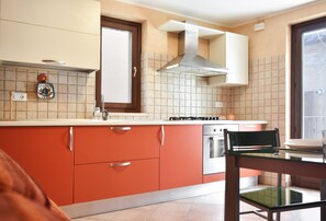 Fridge, oven, stovetop, coffee/tea maker