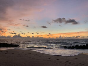 Beach nearby, sun loungers, beach towels