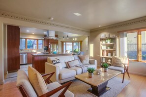 Een televisie, een open haard en een stereo