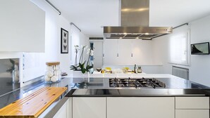 Eine moderne Küche mit Kochinsel, Edelstahlgeräten und einem eleganten Design.