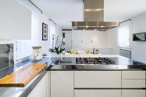 Fridge, microwave, oven, stovetop - Penthouse - Apartment in Catania, 4 People, Wifi, A/C (Catania)