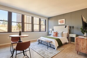 Deluxe Studio, 1 Queen Bed, City View