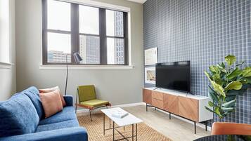 Familiesuite, 2 soverom | Oppholdsområde | En 50-tommers Flatskjerm-TV med digitale kanaler samt TV