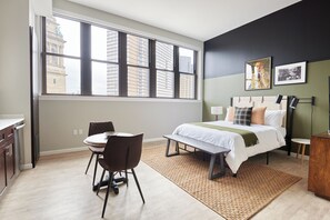 Deluxe-Studio, 1 Queen-Bett, Stadtblick | Individuell dekoriert, individuell eingerichtet
