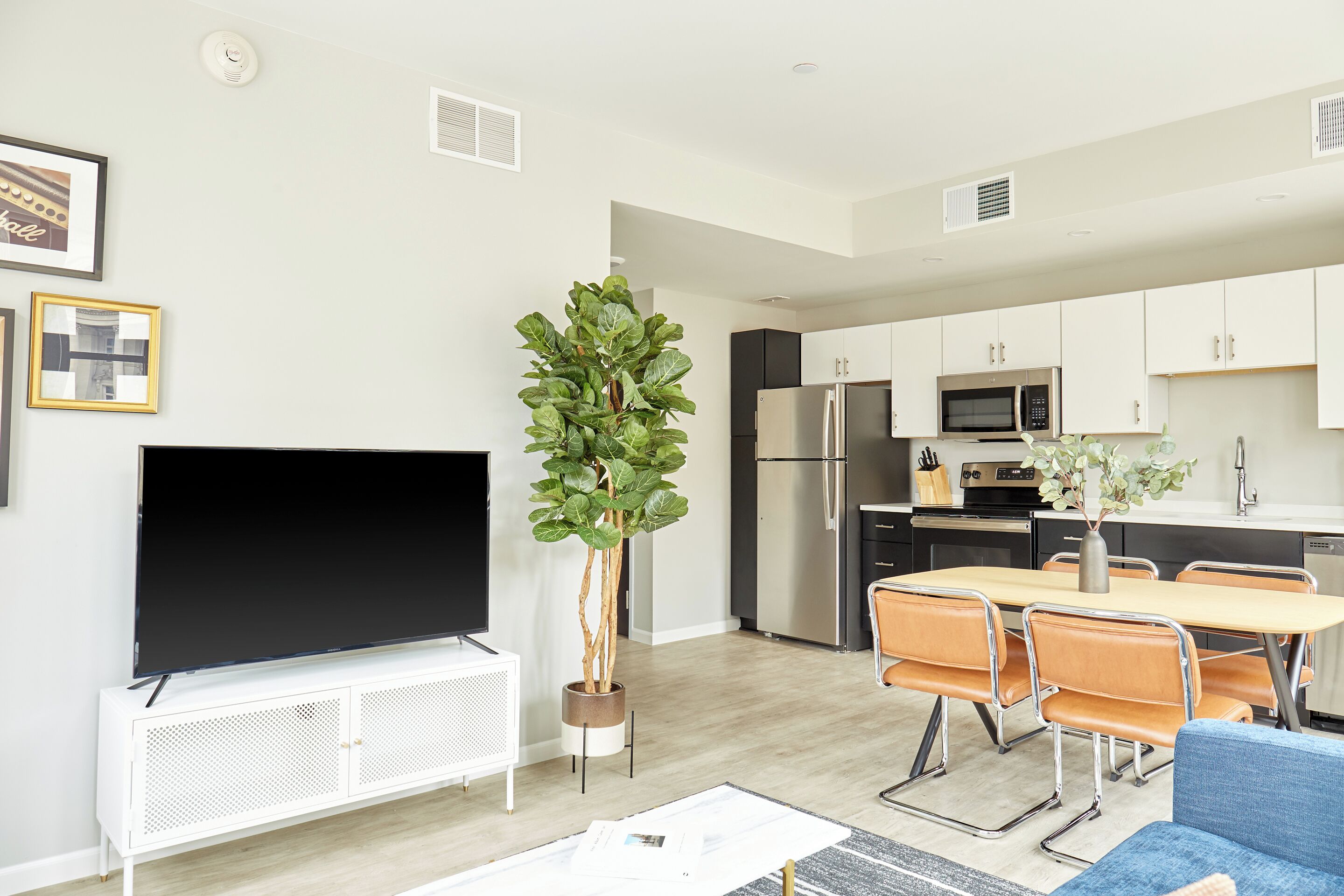 Un appartement moderne comprenant un salon, une cuisine et un coin repas.