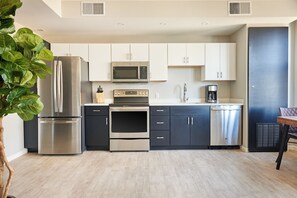 Suite Deluxe, 1 cama Queen size y sofá cama, vista a la ciudad | Cocina privada | Refrigerador con congelador, microondas, horno y parrilla de estufa