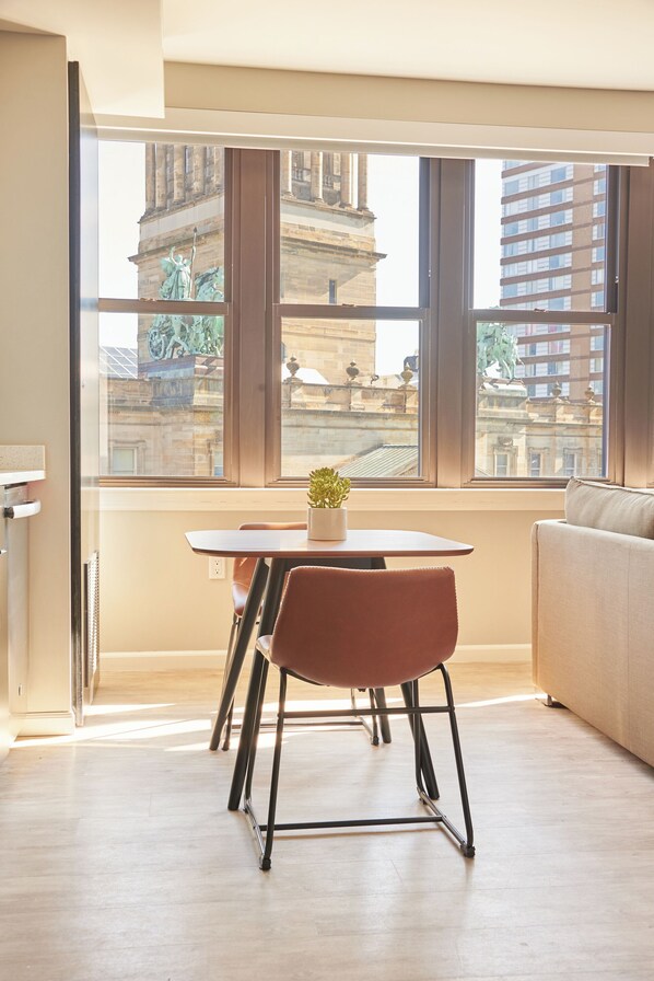 Suite Deluxe, 1 cama Queen size y sofá cama, vista a la ciudad | Servicio a la habitación