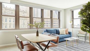 Apartment, 2 Bedrooms | Dining