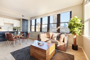 Familien-Suite, 2 Schlafzimmer | Wohnbereich | 50-Zoll-Flachbildfernseher mit Digitalempfang, Fernseher