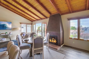 Interior - Ocean 3 Blocks * Prof Design * AC * 2 Levels (La Jolla)