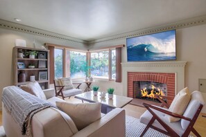 Televisión, chimenea, estéreo