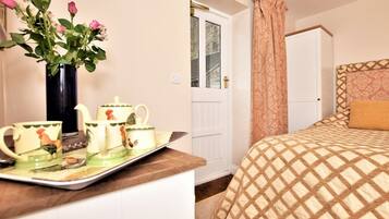 1 bedroom, iron/ironing board, travel cot, WiFi