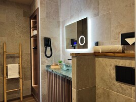 华丽双人房 | 浴室 | 淋浴设施、免费洗浴用品、吹风机、毛巾