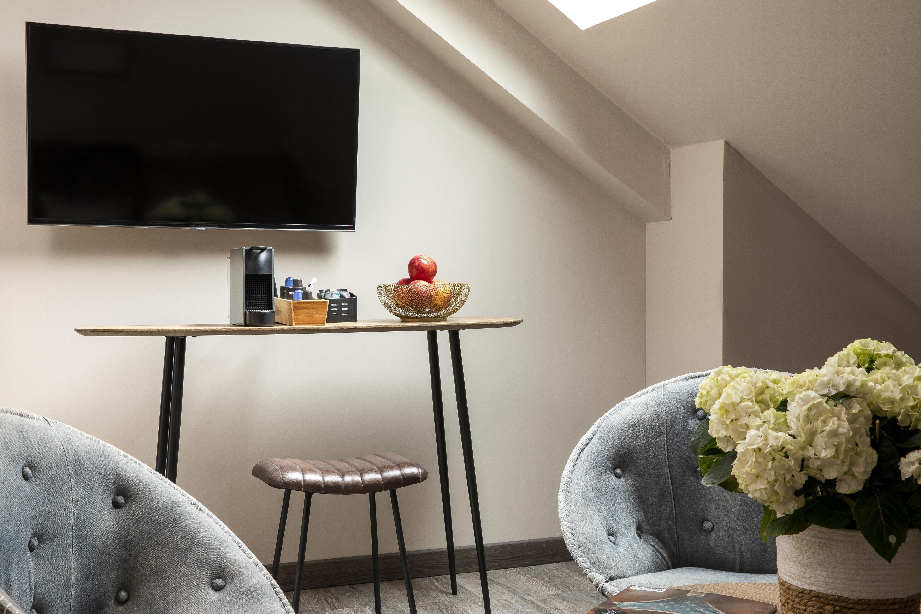 suite (mansardée) | living area | 80-cm smart tv with satellite channels, tv